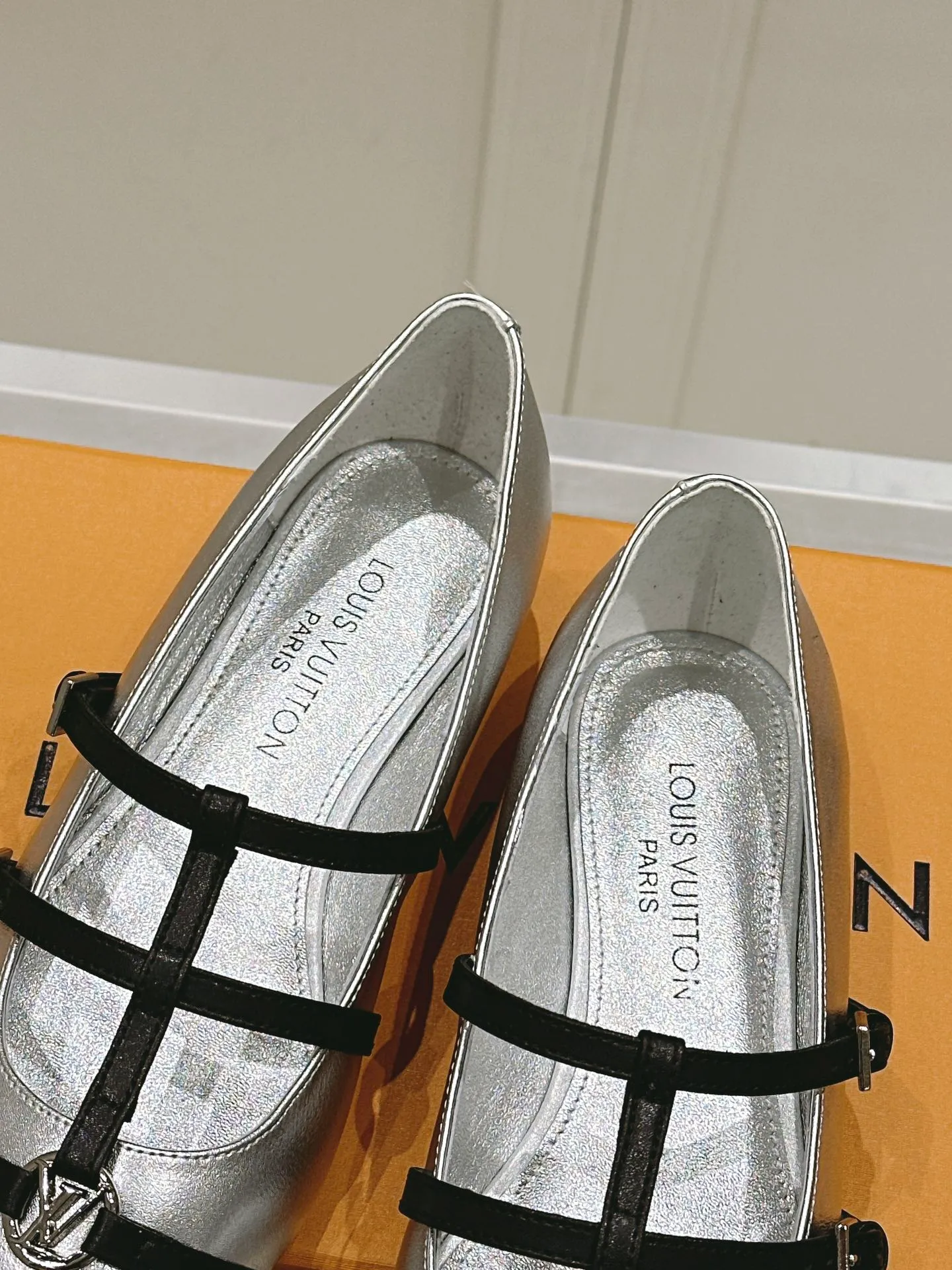 👟👟Ex-factory price 680👟👟 L V➕ Murakami Takashi co-branded series top quality louis vuitton ss25 new arrival～ LV.2025 spring and summer series｜new pointed toe high heels🆕 The small pointed toe of the eagle is matched with a hollow leather strip and a small square buckle to adjust the tightness, and the LV hardware "logo" is embellished, and the details and texture are particularly high-end! The sharp styling effect is a visual feast💯It is difficult to conceal the elegant temperament of LV. It is easy to wear, comfortable, sexy and exquisite ~ Grade A sheepskin lining is soft and breathable. The genuine leather outsole imported from Italy is easy to wear and will not tire your feet. Size: 35-40 (41 customized items are non-refundable)